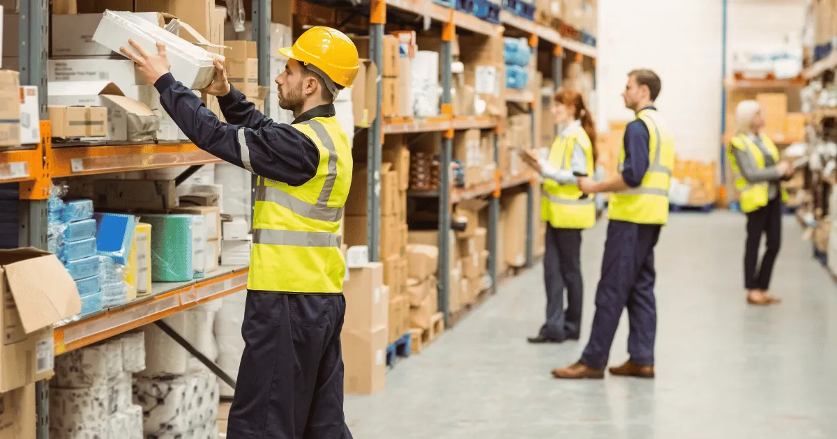 Equipo trabajando en un almacén de distribución