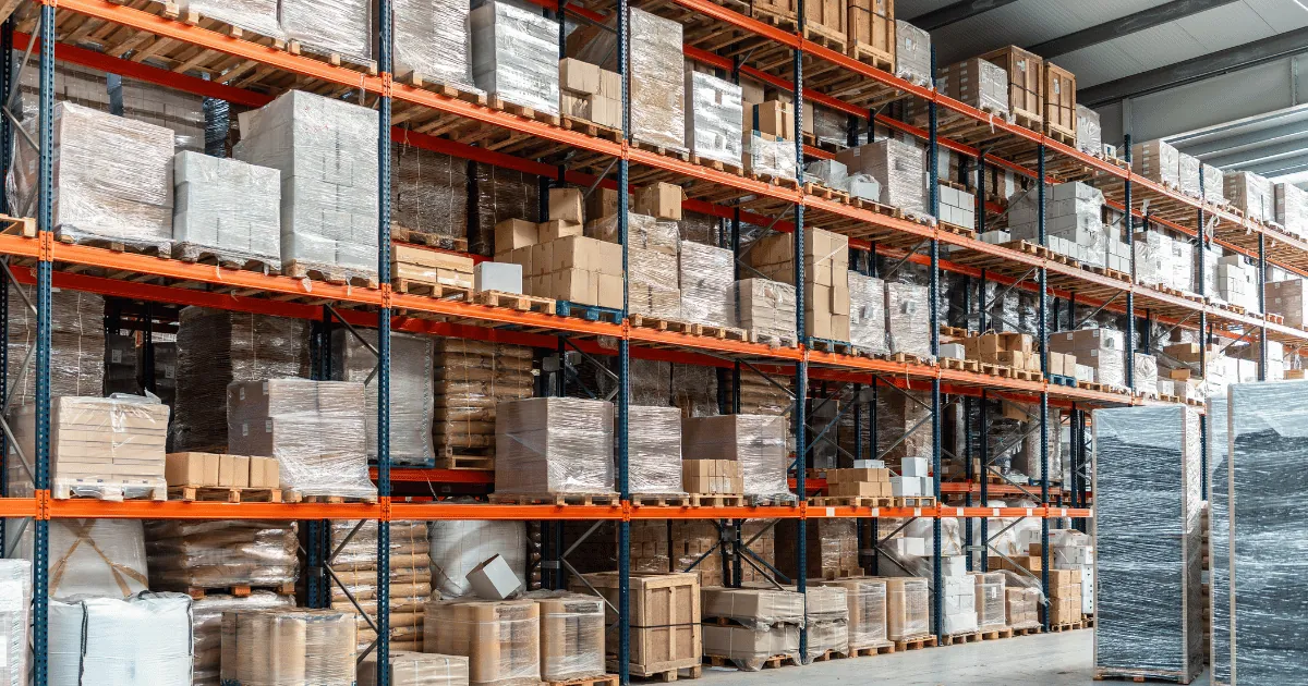 Almacén con racks de mercancía organizada