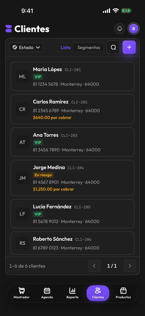 Pantalla de clientes de la app: cada cliente con su etiqueta, teléfono, ciudad y lo que debe.