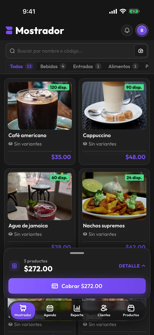 Pantalla de mostrador de la app: catálogo con fotos por categoría y ticket con productos listo para cobrar.