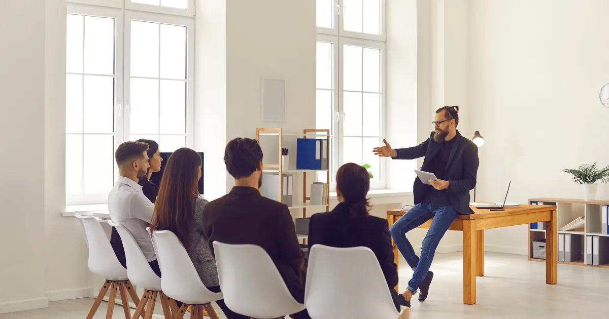 Instructor impartiendo un curso a un grupo