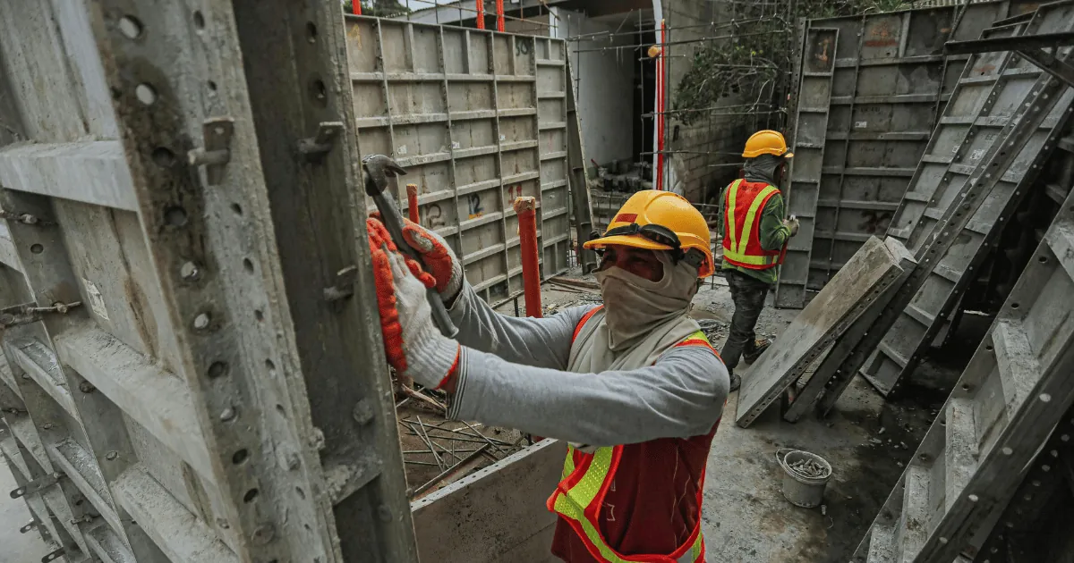 Trabajador en un taller de obra