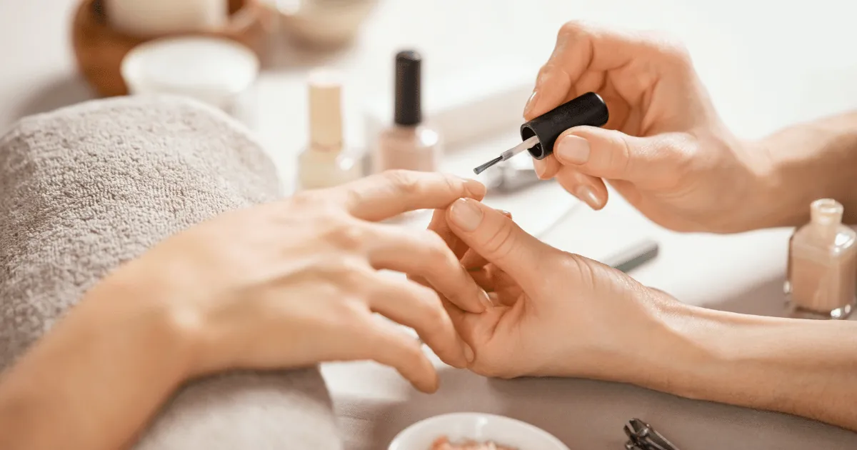 Servicio de manicure en salón