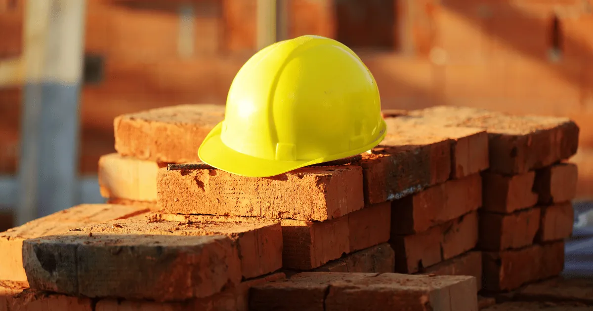 Materiales de construcción apilados en obra