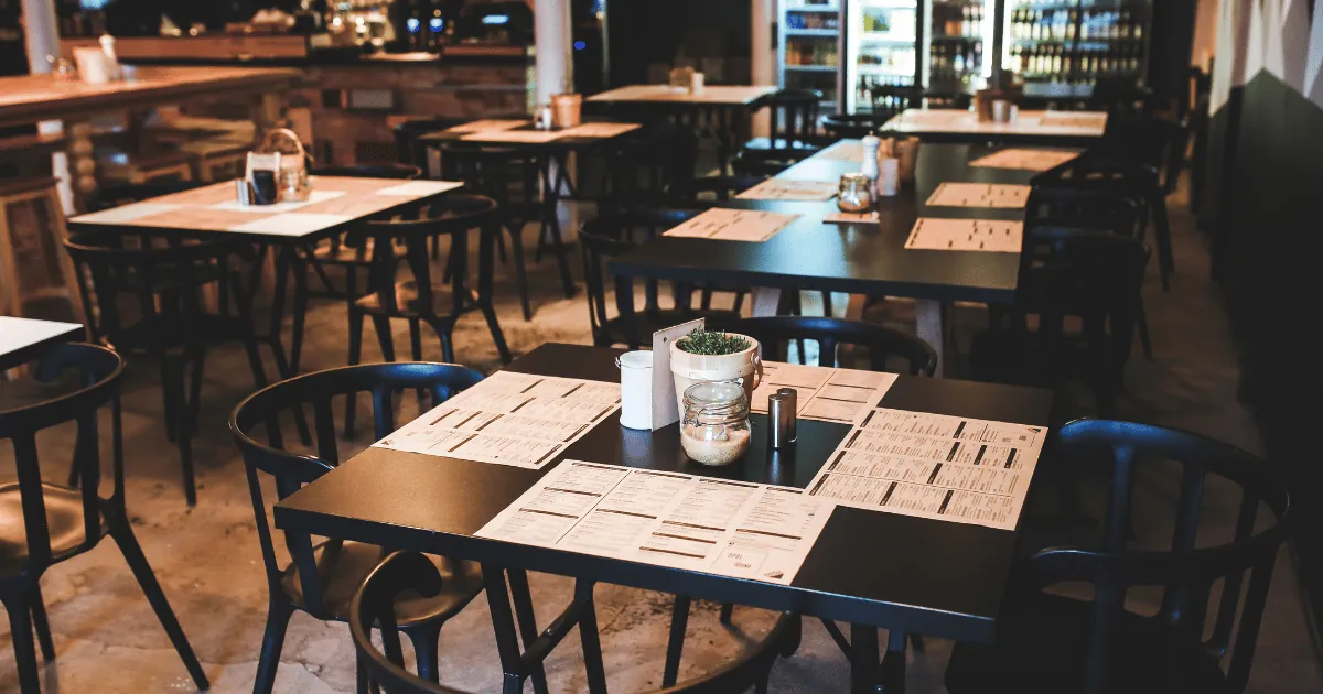 Salón de restaurante con mesas montadas